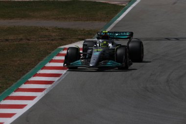 Yarış arabası yolda.