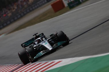 Şehrin arka planında bir kamera.