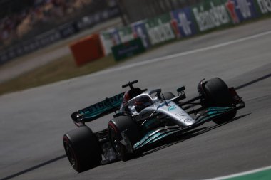 Modern bir binanın arka planındaki kamerayı kapat