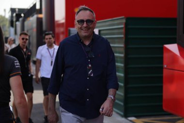 Şehrin arka planında sakallı ve sırt çantalı genç bir adamın portresi.