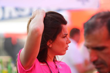 Kumsalda aşık genç bir çift.