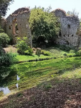 Ninfa Park - bir bahçedeki doğa, su, bitki örtüsü, fauna ve antik kalıntıların mükemmel karışımı.