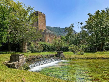 Ninfa Park - bir bahçedeki doğa, su, bitki örtüsü, fauna ve antik kalıntıların mükemmel karışımı.