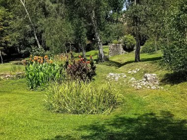 Ninfa Park - bir bahçedeki doğa, su, bitki örtüsü, fauna ve antik kalıntıların mükemmel karışımı.