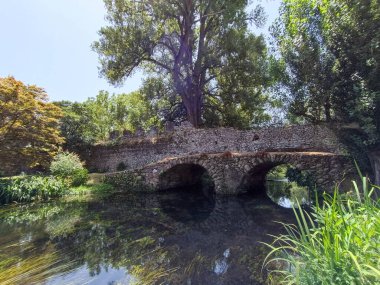 Ninfa Park - bir bahçedeki doğa, su, bitki örtüsü, fauna ve antik kalıntıların mükemmel karışımı.