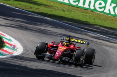Charles Leclerc (MON) Ferrari F1-75
