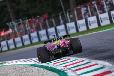 Charles Leclerc (MON) Ferrari F1-75