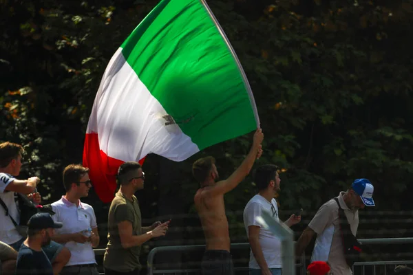 F1 Ücretsiz Uygulama sırasında destekleyenler