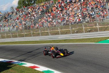  Sergio Perez (MEX) Redbull Racing RB18 