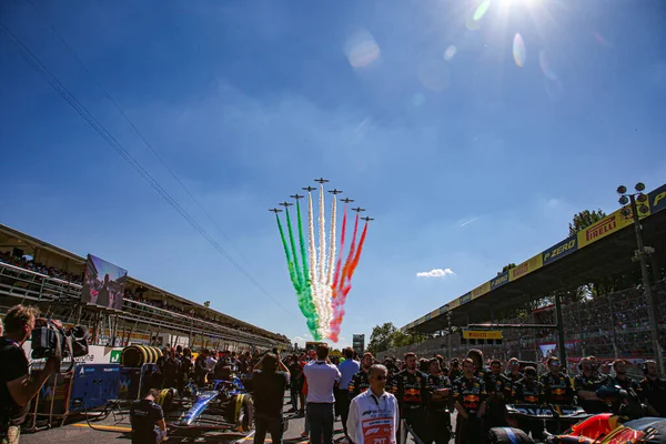 Yarıştan önce üç renkli çil gösterisi