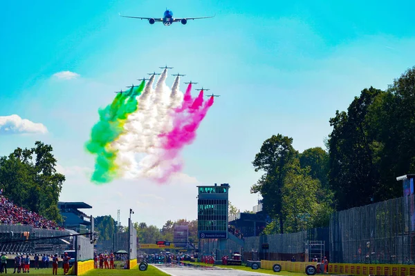 Yarıştan önce üç renkli çil gösterisi