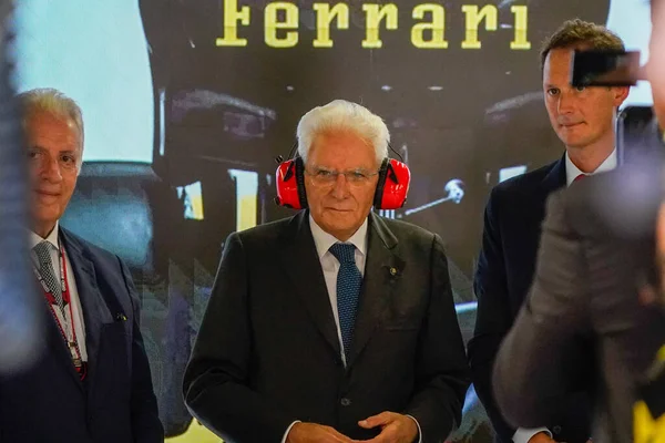 セルジオ マッタレッラ Ita レース前のスクーデリアフェラーリガレージのイタリア大統領 — ストック写真