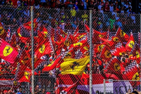Apoiantes Italiano Ferrari Bandeiras — Fotografia de Stock
