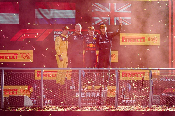 Чарльз Леклерк Mon Ferrari Max Verstappen Ned Redbull Racing Rb18 — стоковое фото