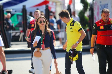 Charlotte Sine (MON) Charles Leclerc 'in kız arkadaşı Ferrari F1-75
