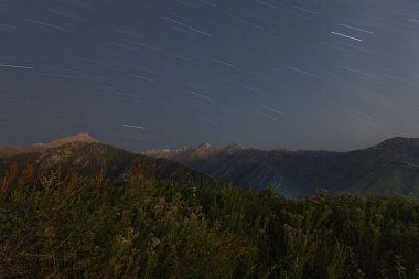 Almaty 'deki Zailiyskiy Alatau Dağları, Kazakistan' daki Tien Shan dağ sistemi. Büyük Almaty Tepesi ve arkada iki kardeş..