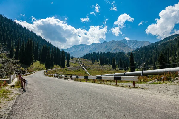 Road Big Almaty Lake Hills Zailiyskiy Alatau Mountains Tien Shan — Stock fotografie