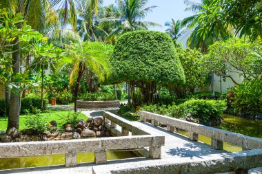 Rest on the shores of the Pacific Ocean in a comfortable luxury hotel. Walk on the bridge, Hainan, China