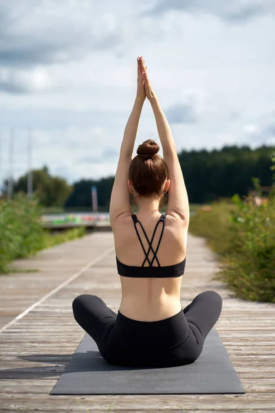 Atractiva Mujer Delgada Que Usa Ropa Deportiva Negra Practicando Yoga — Foto de Stock