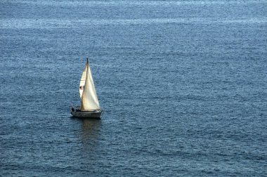 Barca a vela sospinta dalla brezza mediterranea