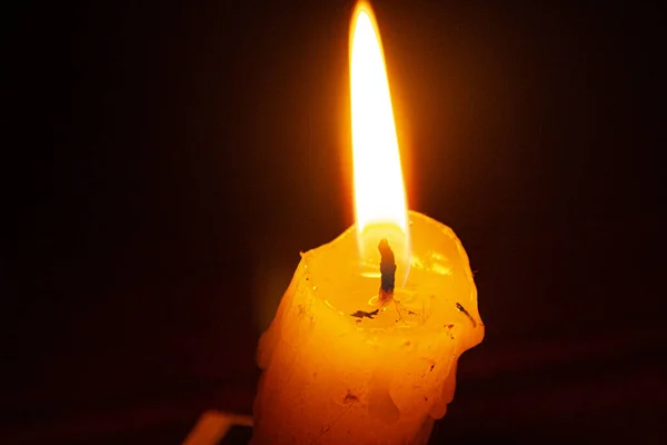 Siyah Arka Planı Ateşi Olan Candel Masanın Üstünde Karanlıkta Yanan — Stok fotoğraf