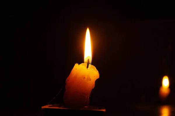 Candel Czarnym Zapleczem Ogniem Jedna Płonąca Świeca Ciemności Płonąca Świeca — Zdjęcie stockowe