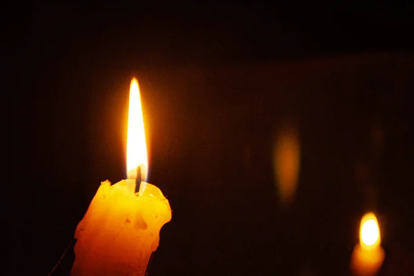 Egy Égő Gyertya Lángja Közeledik Andel Fekete Háttér Egy Tűz — Stock Fotó