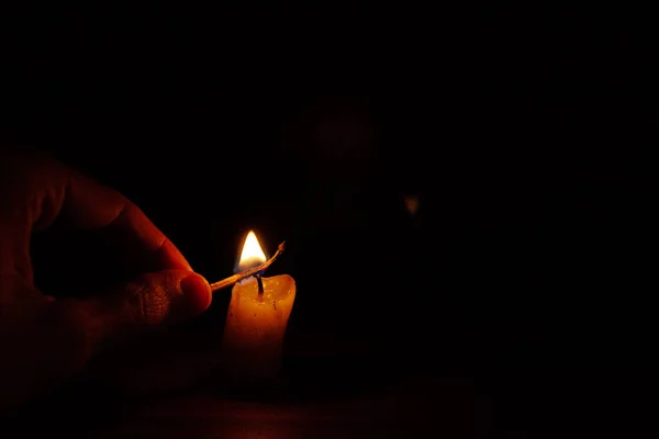 Quemar Una Vela Con Una Cerilla Oscuridad —  Fotos de Stock