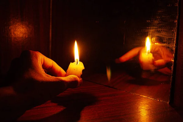 Світло Руках Прекрасного Краплі Воску Викидаються Палаючої Свічки Руці — стокове фото