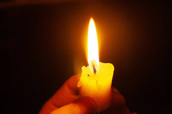 Свічка Руці Світло Руках Прекрасного Краплі Воску Викидаються Палаючої Свічки — стокове фото