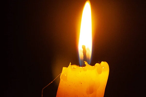Candel Czarnym Zapleczem Ogniem Płonąca Świeca Ciemności Stole Zamknij Widok — Zdjęcie stockowe