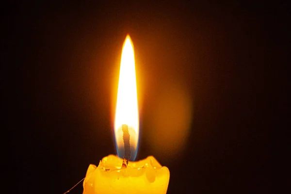 Палаюча Свічка Поширює Світло Темному Тлі Полум Палаючої Свічки Крупним — стокове фото