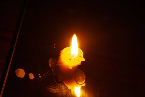 Свічник Чорним Фоном Вогнем Спалювання Свічки Темряві Столі Крупним Планом — стокове фото