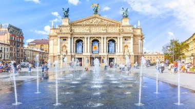 Lviv, Ukrayna - 18 Ağustos 2021: Opera ve Bale Tiyatrosu 'nun önündeki meydanda çeşmeler. Panoramik görünüm