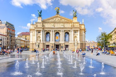 Lviv, Ukrayna - 18 Ağustos 2021: Opera ve Bale Tiyatrosunun önündeki meydanda Çeşmeler.