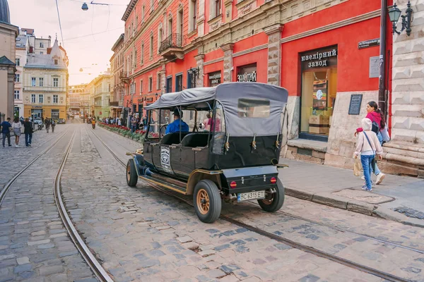 Lviv, Ukrayna - 18 Ağustos 2021: Turist retro arabası. Turistik bir şehir için turistik antika bir araba.