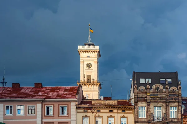 Cityscape Lviv Ucrânia Pôr Sol Últimos Raios Sol Caem Torre — Fotografia de Stock
