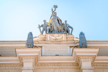 Odessa, Ukrayna - 14 Ağustos 2021: Odessa tren istasyonunun çatısında heykel kompozisyonu. Odessa, Ana İstasyon - Ukrayna.