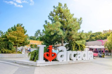 Odessa, Ukrayna - 14 Ağustos 2021: Arcadia plajı modern mimari manzaralı Odessa şehri Ukrayna