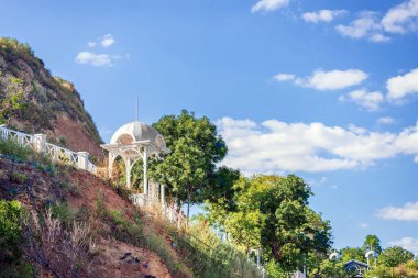 Rotunda, Odessa Bulvarı 'ndaki dağ yamacında yer almaktadır. Ukrayna