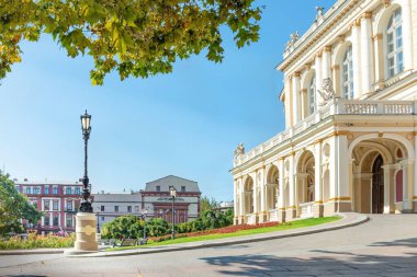 Odessa Opera ve Bale Tiyatrosu, Ukrayna. Karşı binanın duvarındaki yazı 