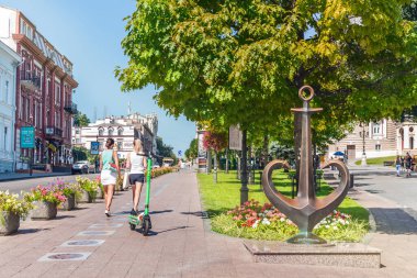 18 Ağustos 2017 bronz çapa Odessa, Ukrayna. Popüler turistik Avrupa hedef. Odessa şehir manzaralı