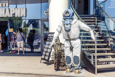 Odessa, Ukrayna - 15 Ağustos 2021: Odessa 'daki Langeron plajının girişinde dalış mankeni