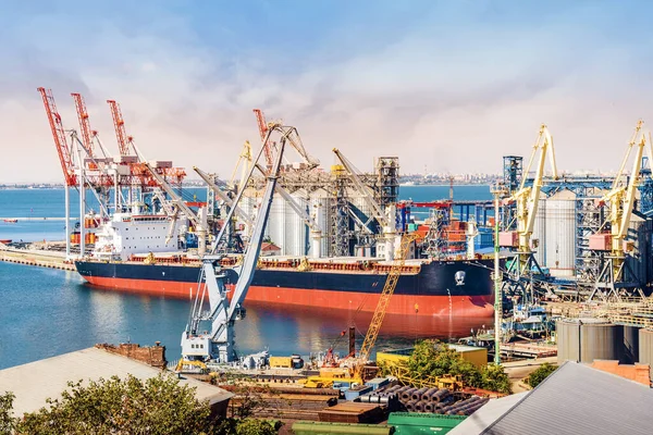 Cargo Ship Dock Cranes Colored Containers Port — Stockfoto