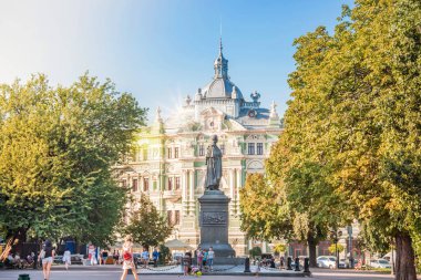 Odessa, Ukrayna - 16 Ağustos 2021: Russov 'un Evi önündeki Kont Vorontsov Anıtı