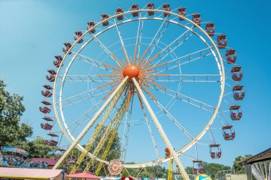 Odessa, Ukrayna - 17 Ağustos 2021: Ukrayna 'nın en büyük dönme dolabı. Odessa, Shevchenko Parkı.