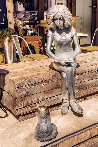 Одесса Украина Августа 2021 Года Уличная Скульптура Девушки Кошки Одессе — стоковое фото