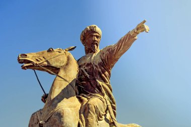 Antalya, Türkiye - 19 Eylül 2019: Giyaseddin Keyhusrev Heykeli Antalya 'da. Giyaseddin Keyhusrev bir Seljuk sultanıydı ve 1192-1196 ve 1205-1211 'i yönetti..