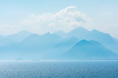 Dağların ve Akdeniz 'deki mavi suyun yumuşak odak noktası