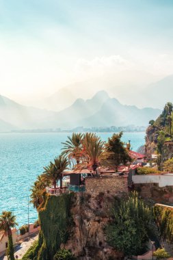 Türkiye 'nin Antalya kentindeki eski bir deniz ve dağ manzarası.